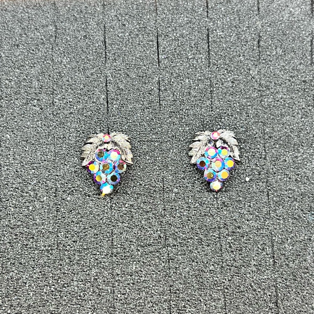 Vintage Brand Grape 🍇 Stud Earrings! - Picture 11 of 14